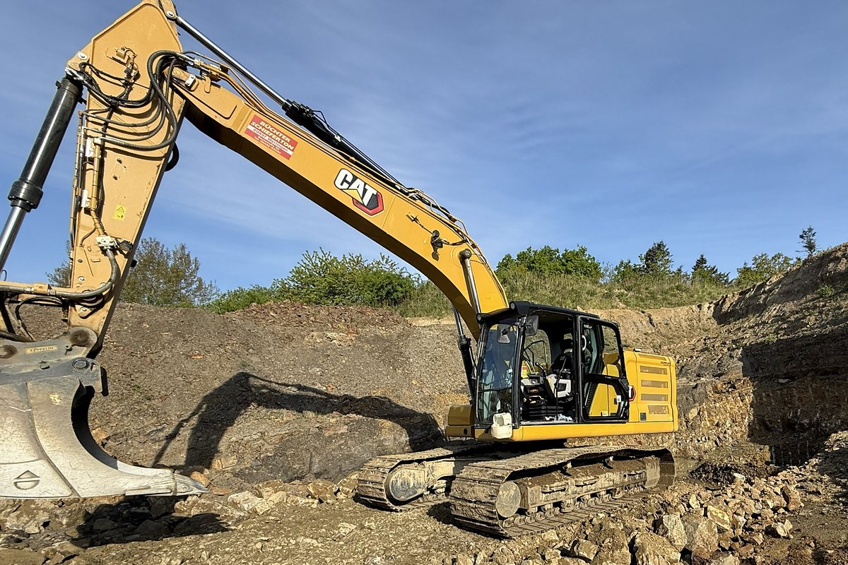 Bagger im Tonabbau