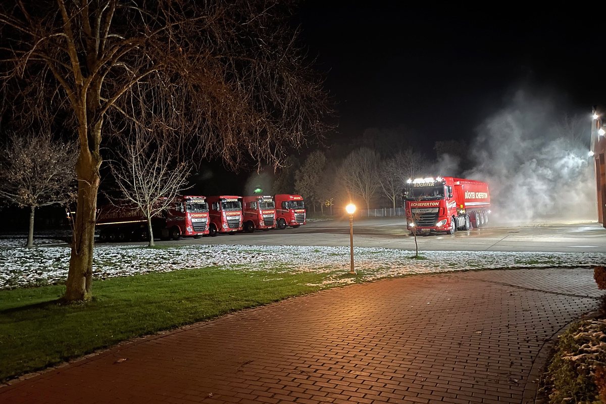 Beladung einer Hinterkippmulde mit Schieferton