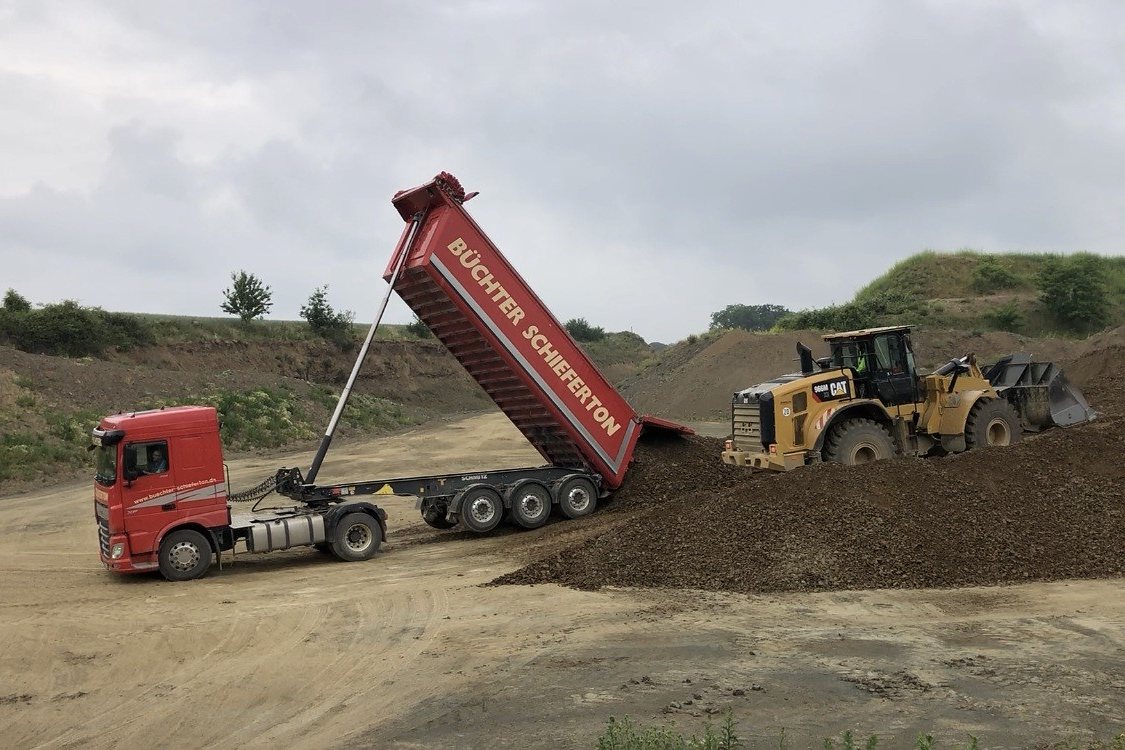 Übersicht über eine Schieferton-Lagerstätte mit Halden