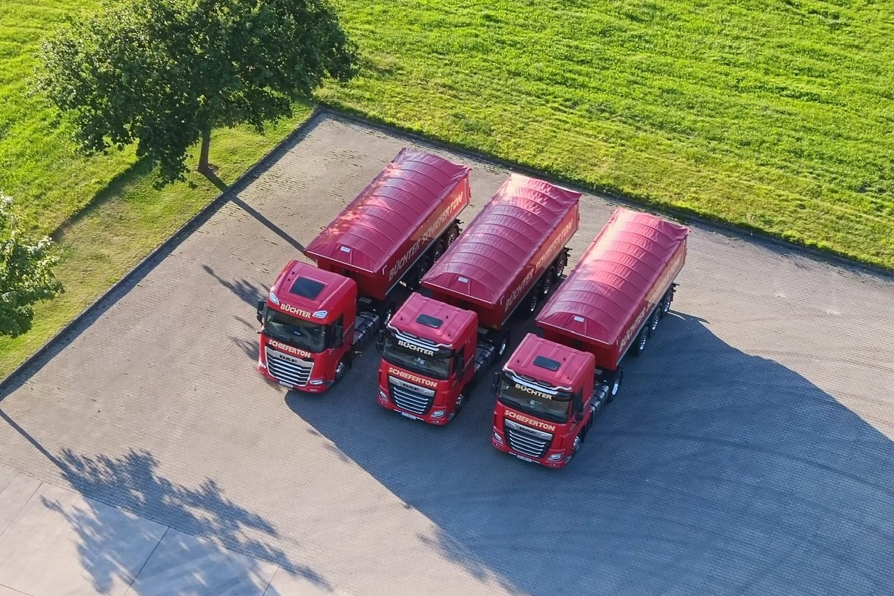 Sattelzug mit Aluminium-Hinterkippmulde bei der Verladung von Schieferton