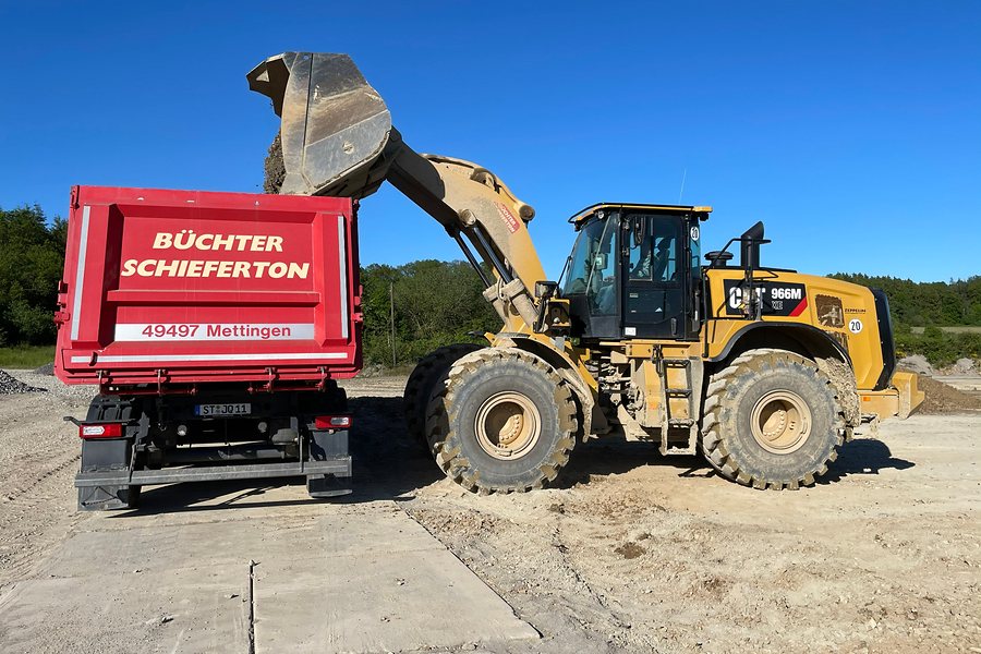 Verladung von Schieferton auf LKW