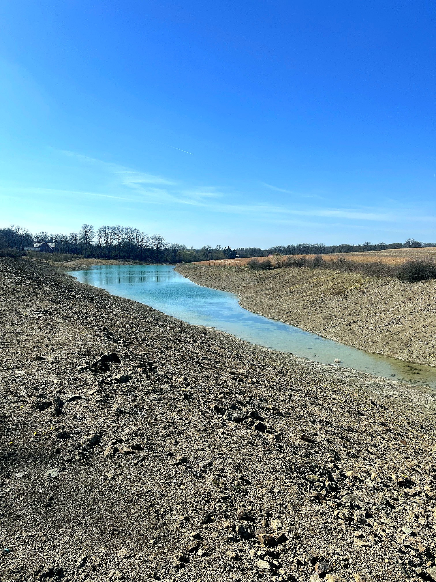 Rekultivierte Fläche und Natur im Umfeld der Rohstoffgewinnung